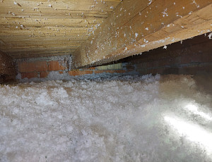 Zateplení domu s pultovou střechou pomocí foukané izolace